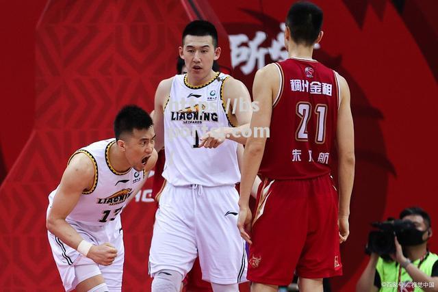 bsports体育-CBA半决赛即将打响，豪强对决引发球迷热议_